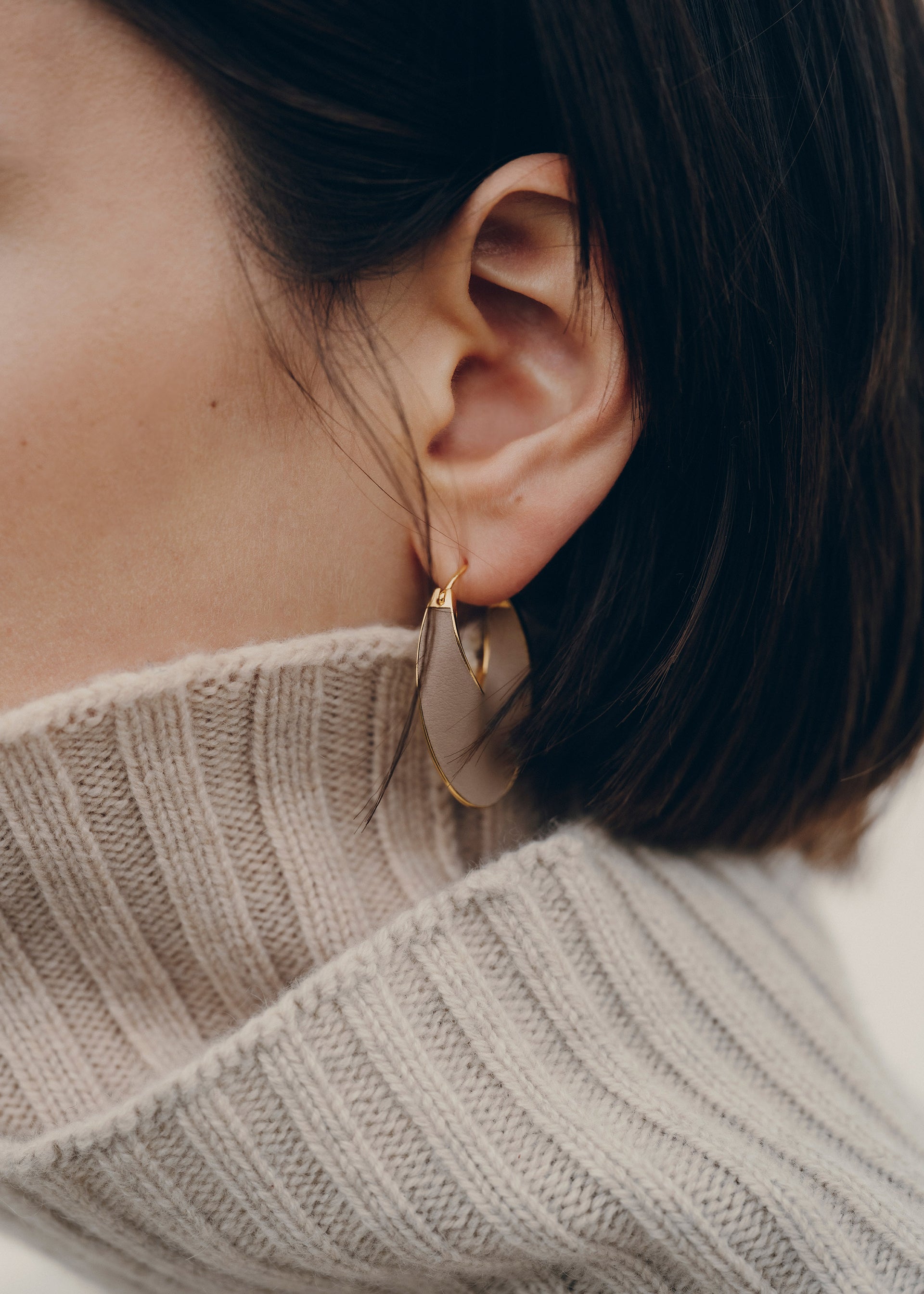 Éole Slim Hoop Earrings - Taupe Leather