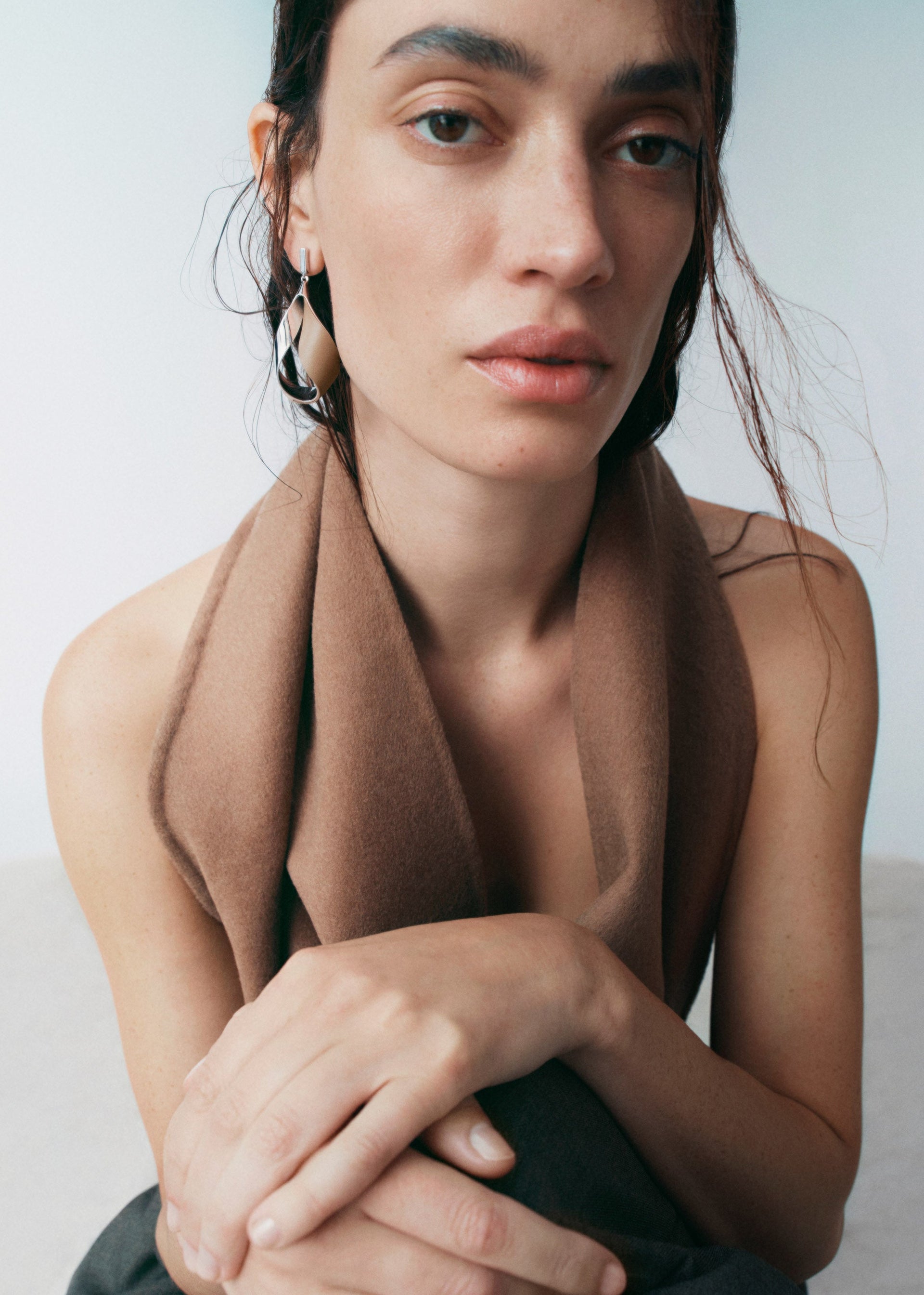 Ormé Pendant Earrings - Silver in rhodium with Taupe Leather