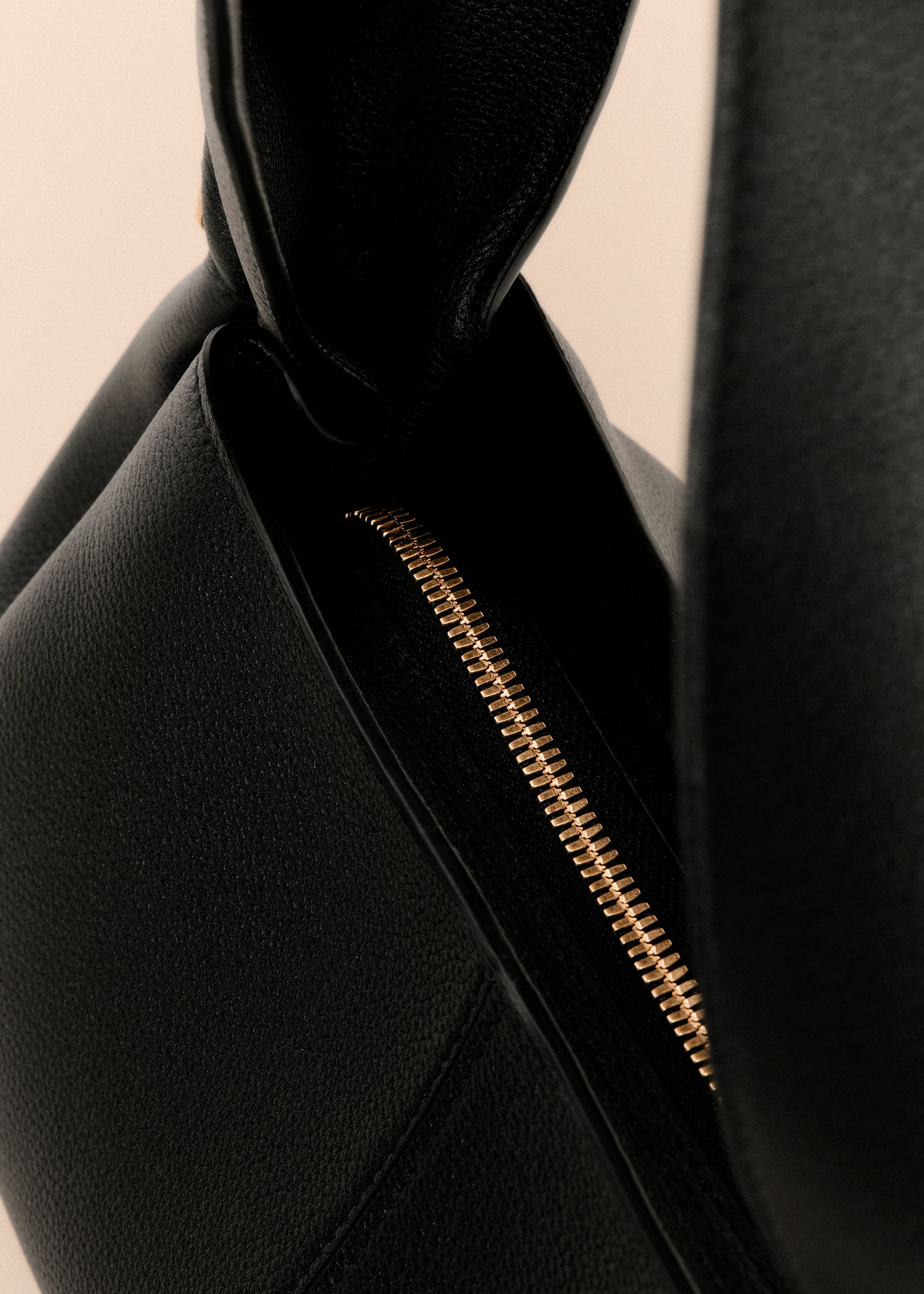 Numéro Neuf East West - Textured Black