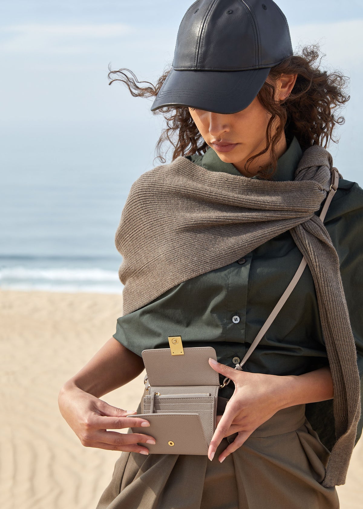Polène | Wallet - Numéro Sept Crossbody - Textured Taupe